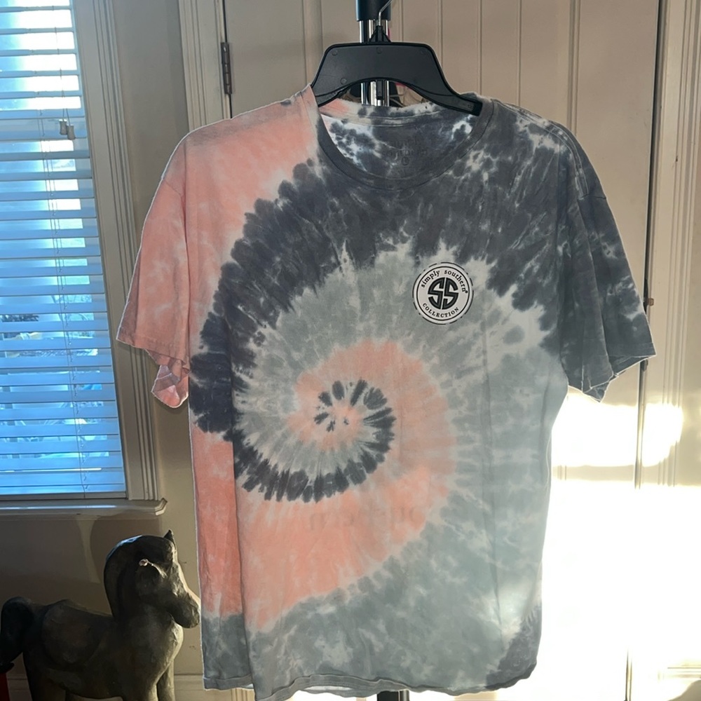 Simply Southern women’s tie dye shirt size M.